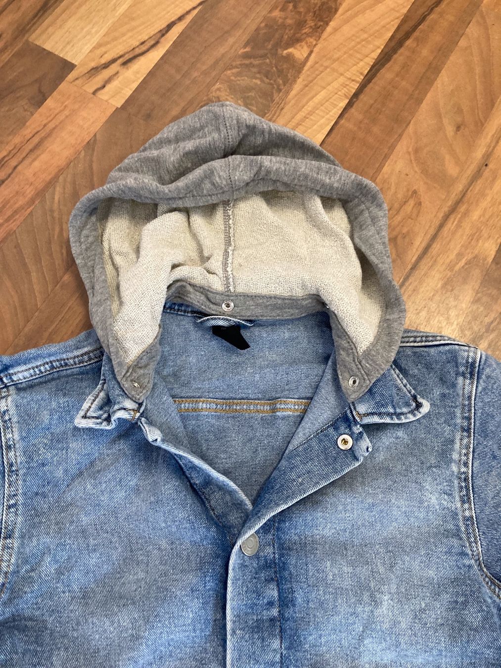 H&M Pantaloni: Jeans-Jacke Knaben, H&M, 140 – Usato da Schötz venduto da Jekyll666 2