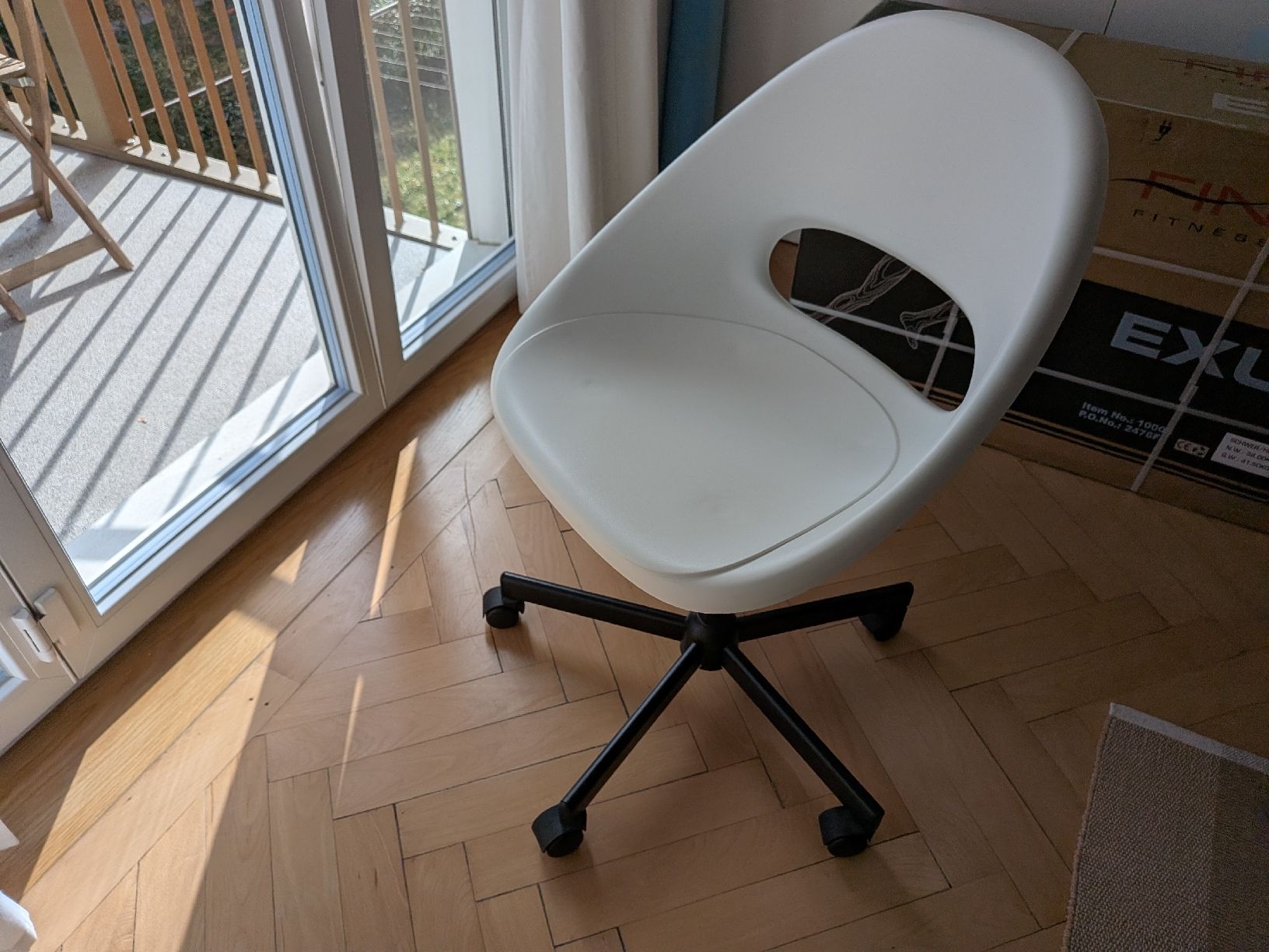Scrivanie: MICKE desk and ELDBERGET / MALSKÄR chair combo – Usato da Zürich venduto da roman_aliaskarov 1