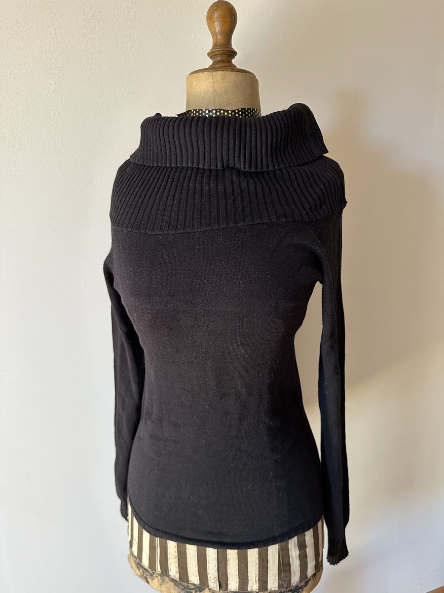 Maglioni & Felpe: Damen Pullover schwarz Grösse S mit Kragen – Usato da Bern venduto da Noeci