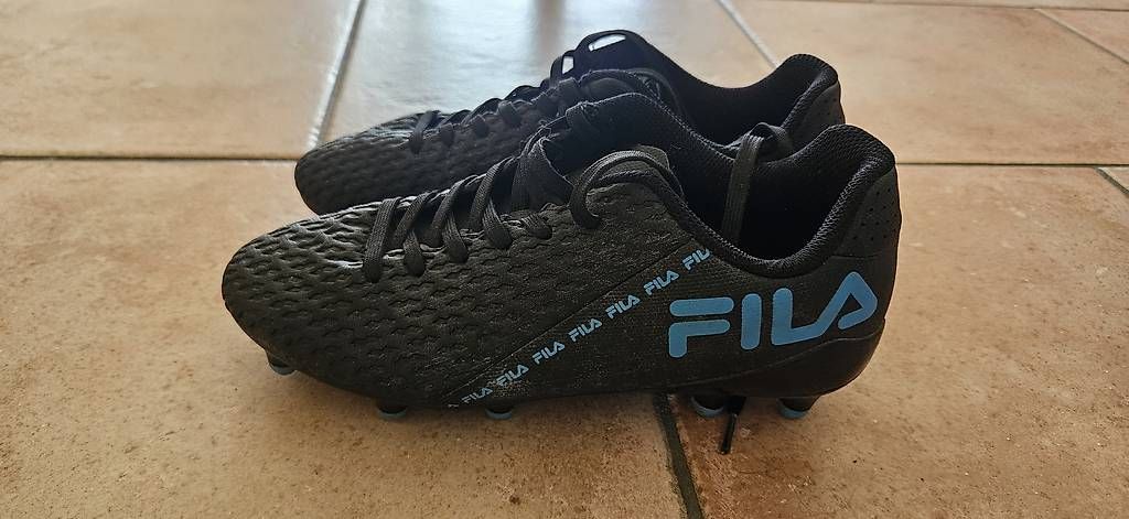 Scarpe da uomo: Chaussures de foot Fila et protège tibia – Usato da Daillens venduto da Virginie1306