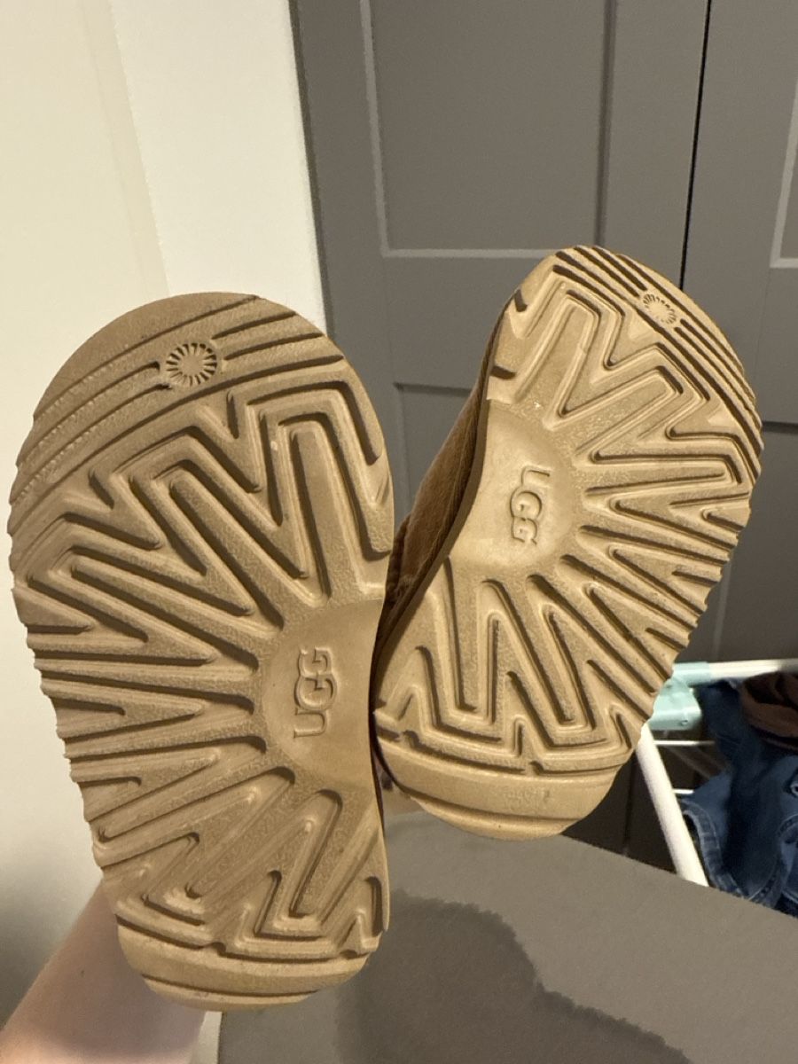 Ugg Scarpe per ragazzi: Ugg – Nuovo (secondo la descrizione) da Chavannes-des-Bois venduto da por_bq5v 3
