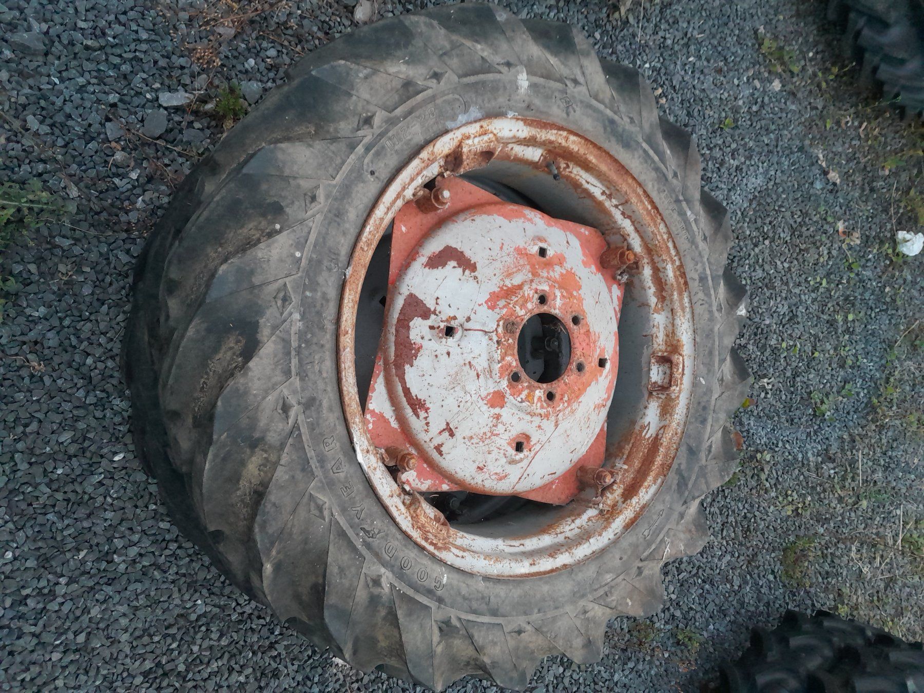 Goodyear Pneus & Kompletträder: Rad 11.2-28 – Gebraucht aus Menzingen von Staub-Landtechnik 2