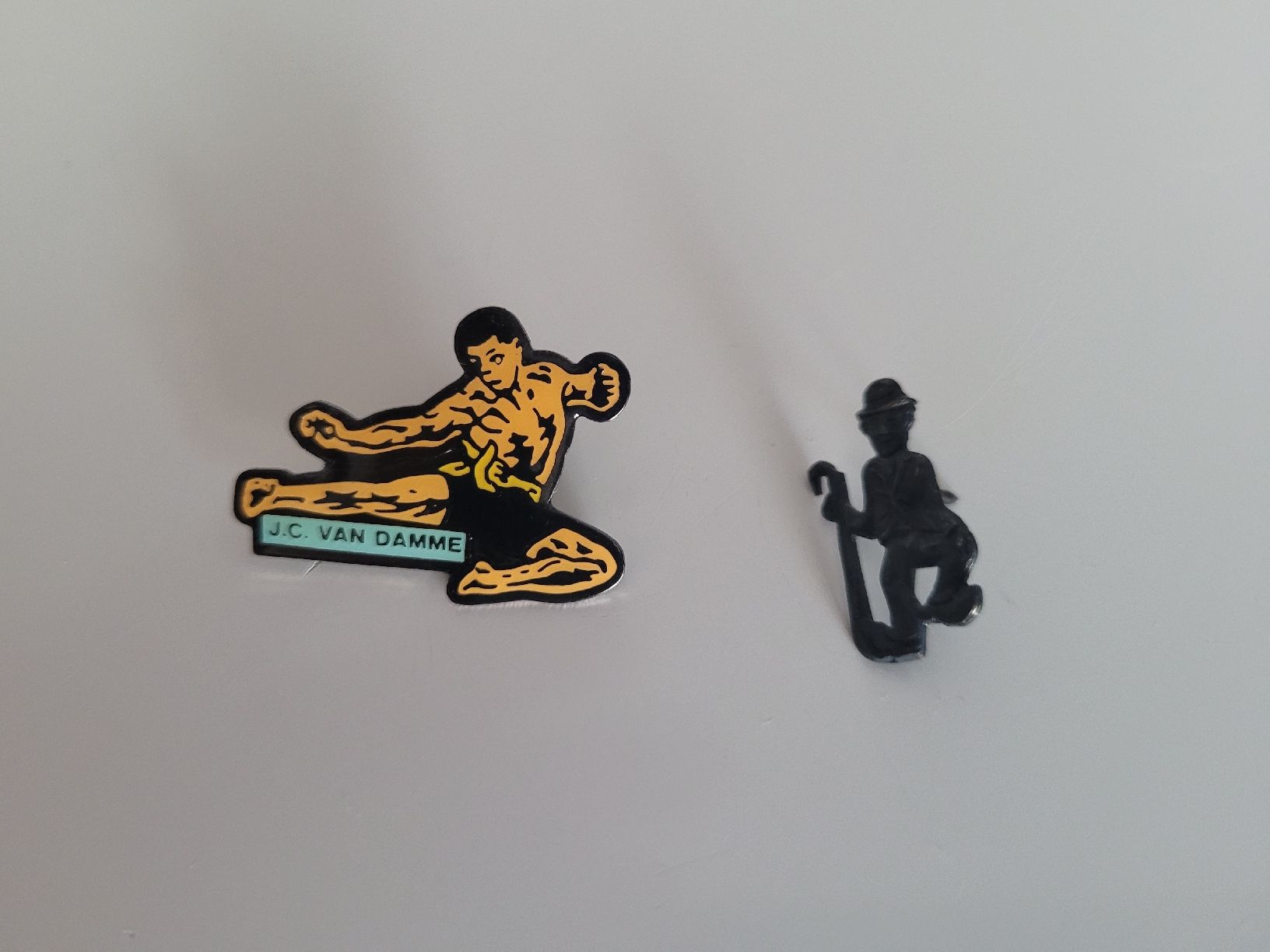 Placchette & Badge: Collection Pin's de chanteurs et spectacles – Usato da Morges venduto da PascRoch 3