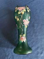 Antike Glasvase grün mit Blumenmotiv