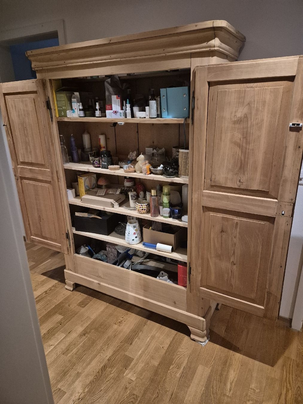 Armadi: Alter Schrank massiv – Usato da Oberägeri venduto da Kenwood4 3