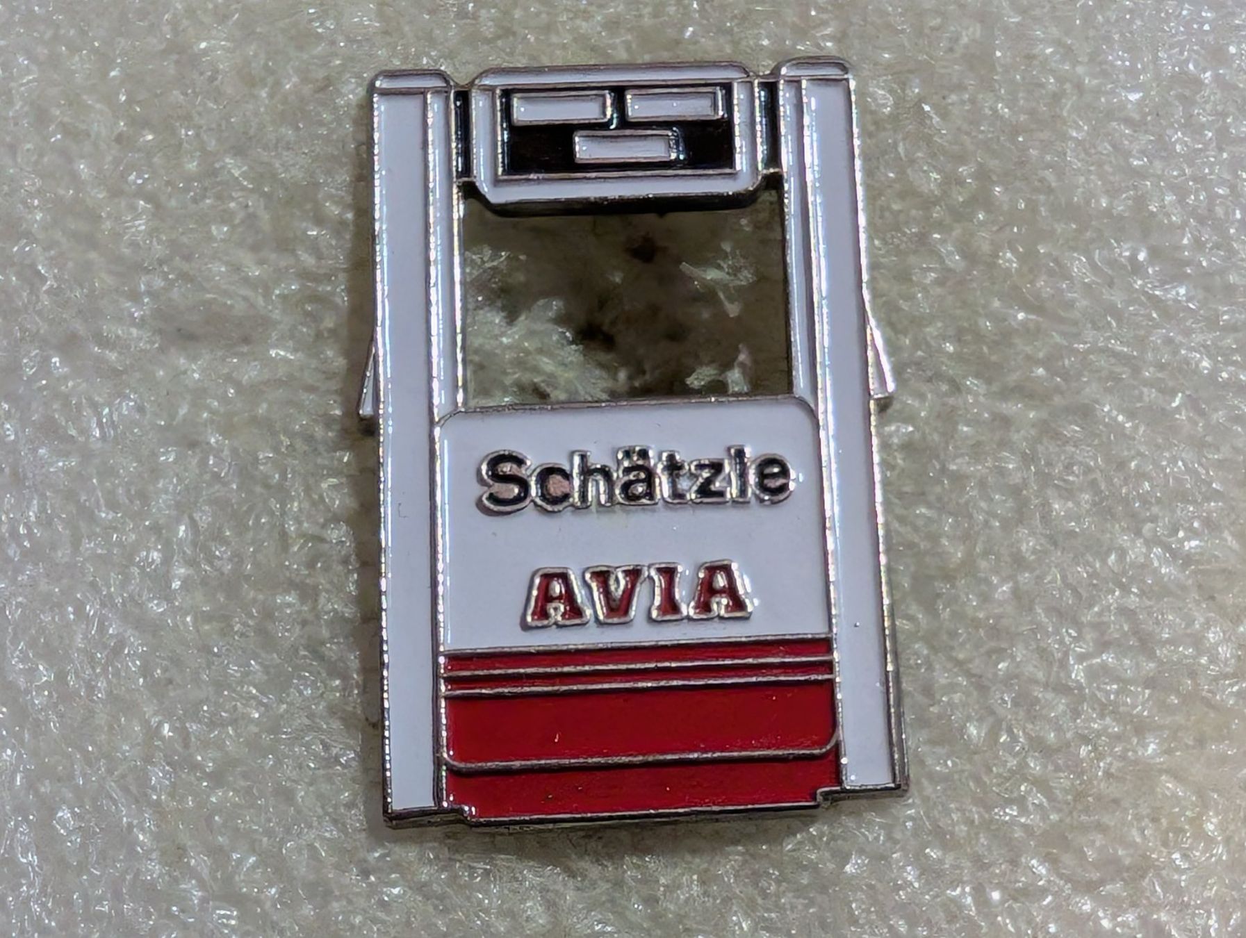 Plaketten & Abzeichen: Ansteckpin 146: Avia Schätzle – Gebraucht aus Oppligen von Pin-Fall-Shop