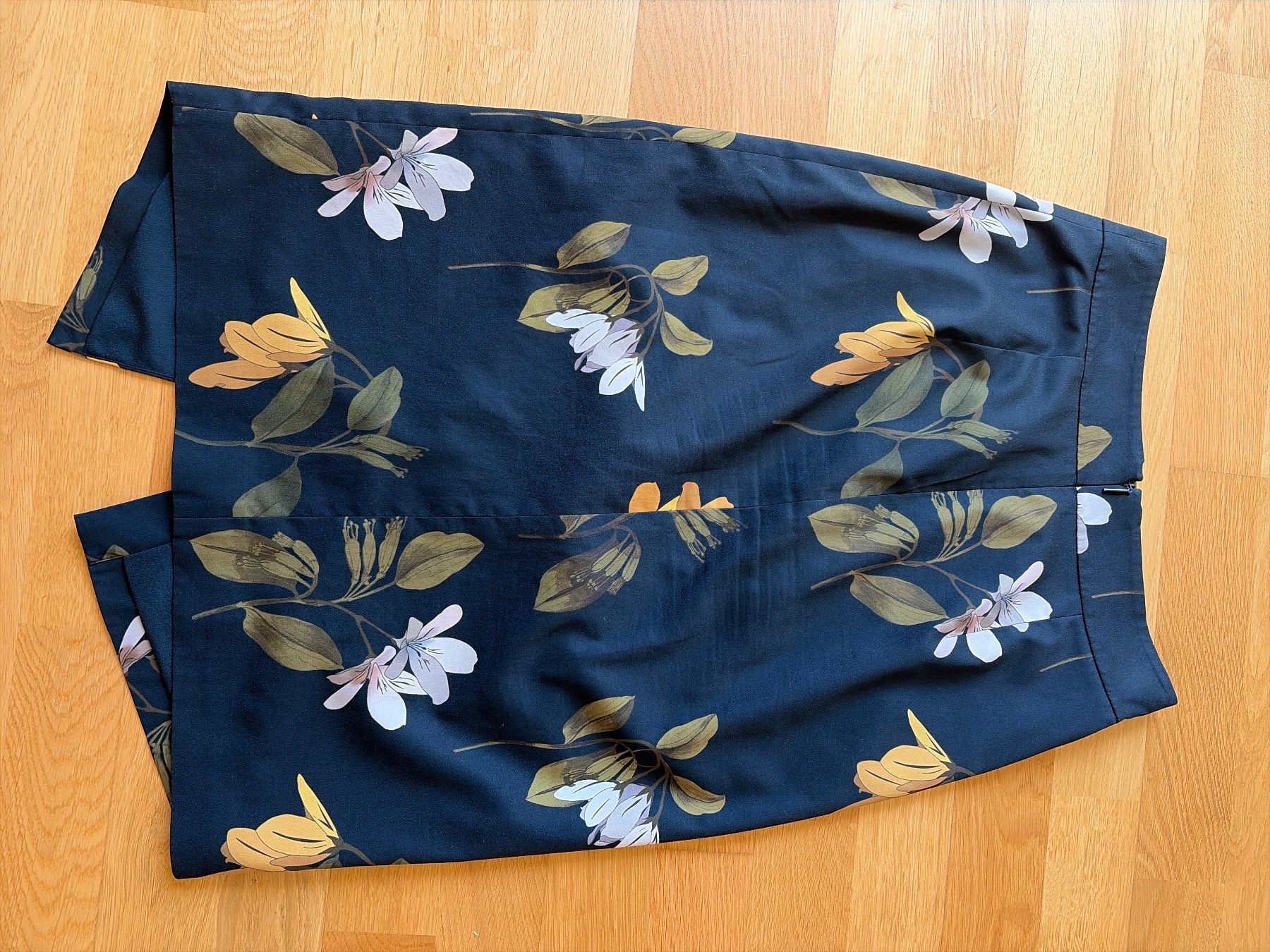 Ted Baker Gonne: Eleganter Rock mit Schlitz und Blumenmuster - Ted Baker – Usato da Aarburg venduto da Petite-closet-Loop 2