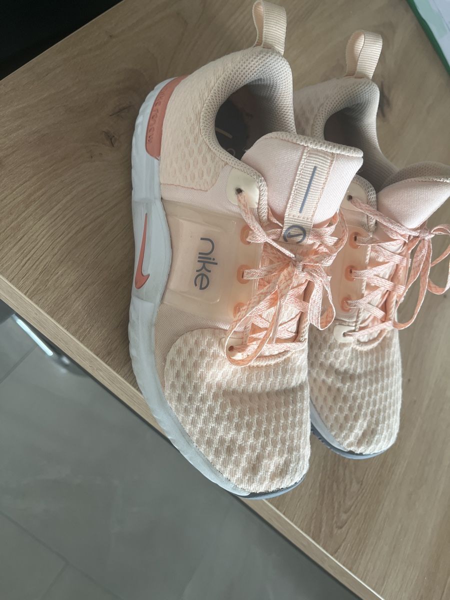 Nike Scarpe da donna: Nike Renew Damen Turnschuhe Gr. 38 – Usato da Hombrechtikon venduto da Kaatja 1