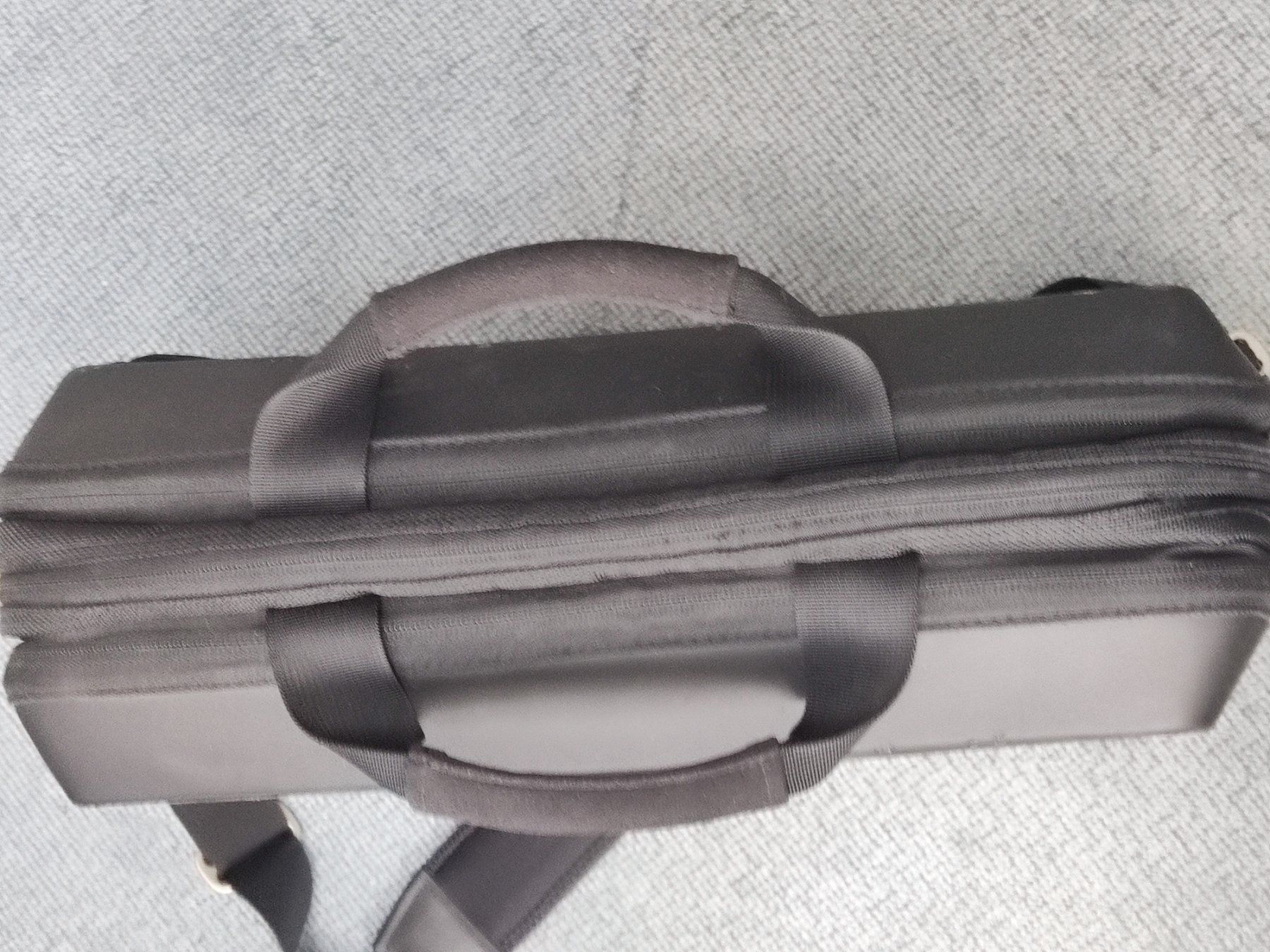 Taschen: Logitech Kinetik 15.4" Notebook Tasche – Gebraucht aus Zuchwil von DaniSZu