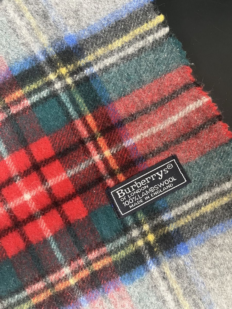 Burberry Foulard & Sciarpe: Echarpe Burberry authentique gris à motif – Nuovo (secondo la descrizione) da Les Avanchets venduto da ldn.shop 1