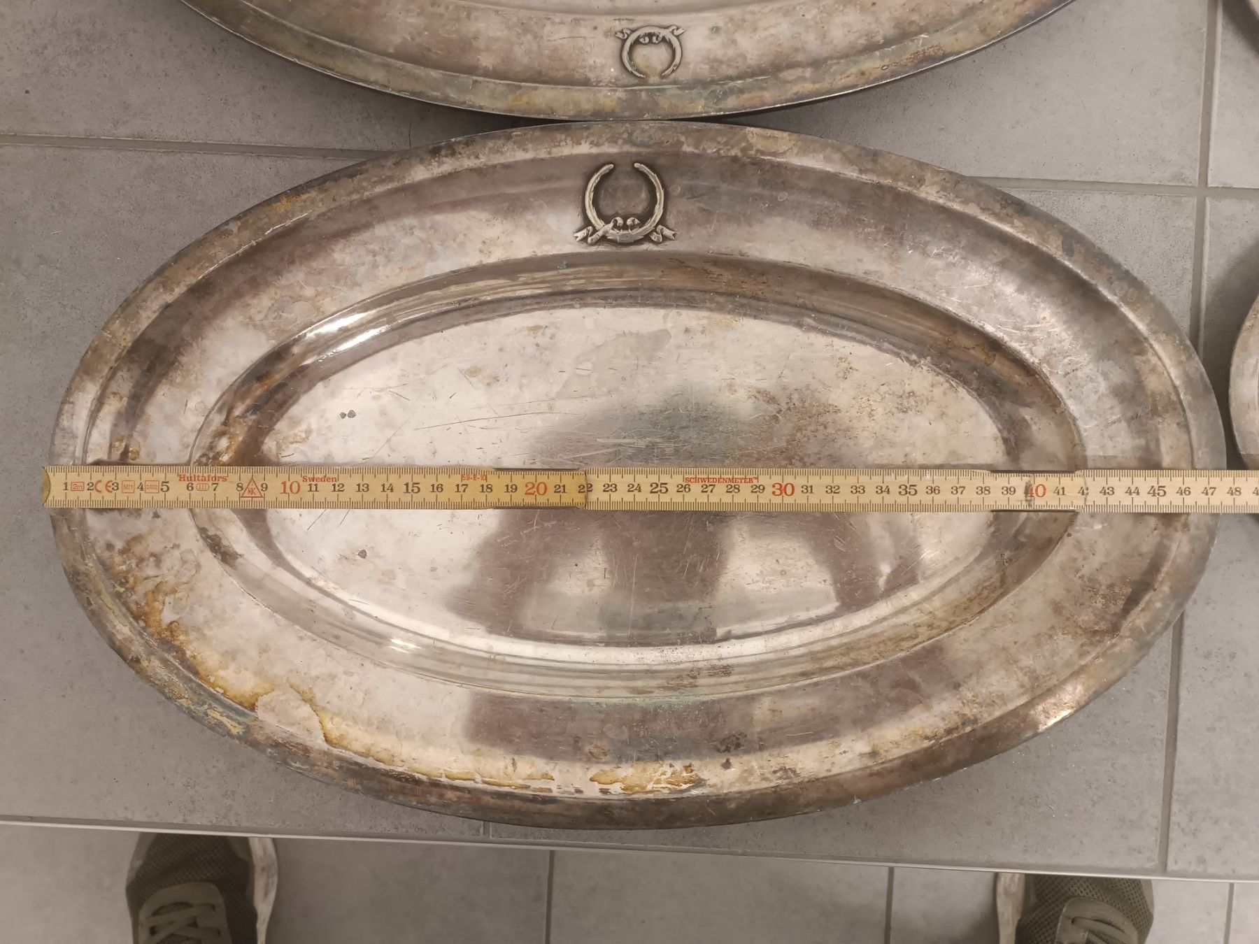 Piatti di portata: Set mit versilberten Servierplatten und Tellern – Usato da Binningen venduto da vit_pqg9 3