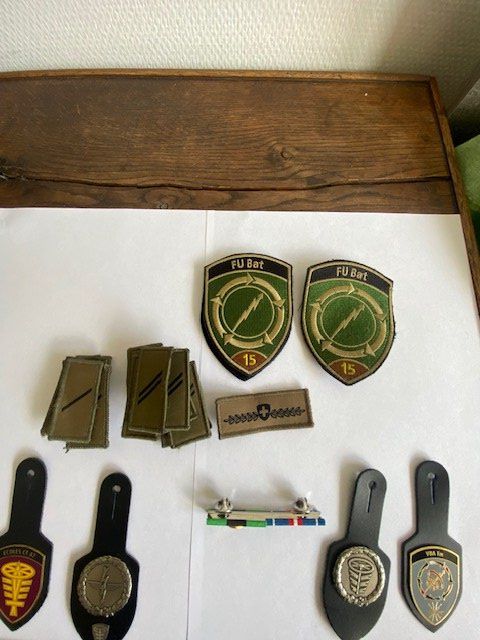 Schweizer Armee Plaketten & Abzeichen: LOT ABZEICHEN UND RIBBON  CH ARMEE – Gebraucht aus Chur von silbermon