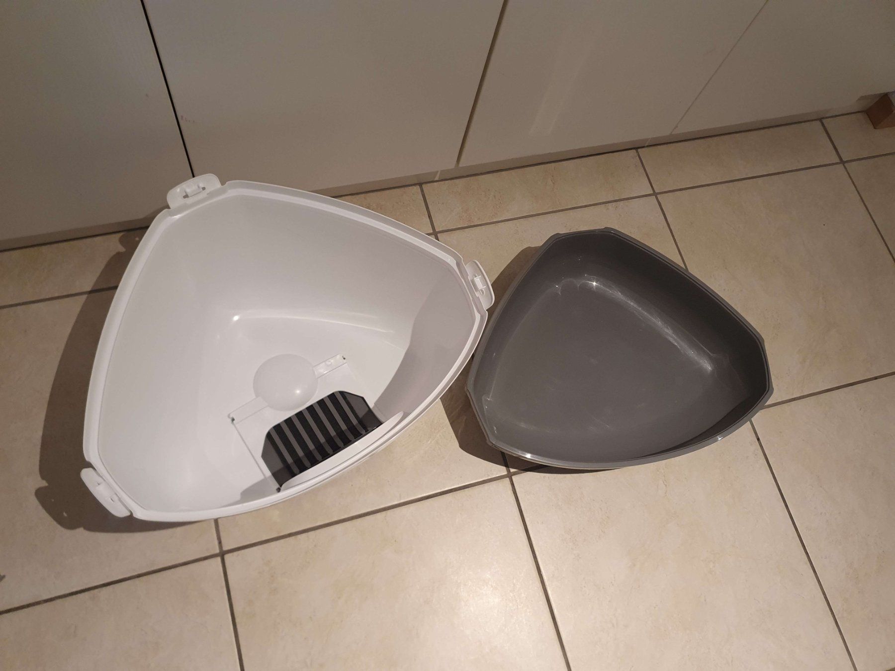 Liege- & Schlafplätze: Littière pour chat triangulaire – Gebraucht aus Fribourg von thu_g8xg 1