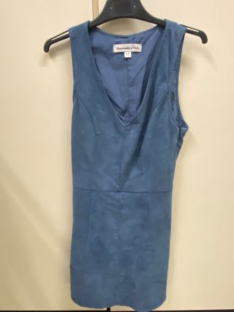 Tailliertes Kleid