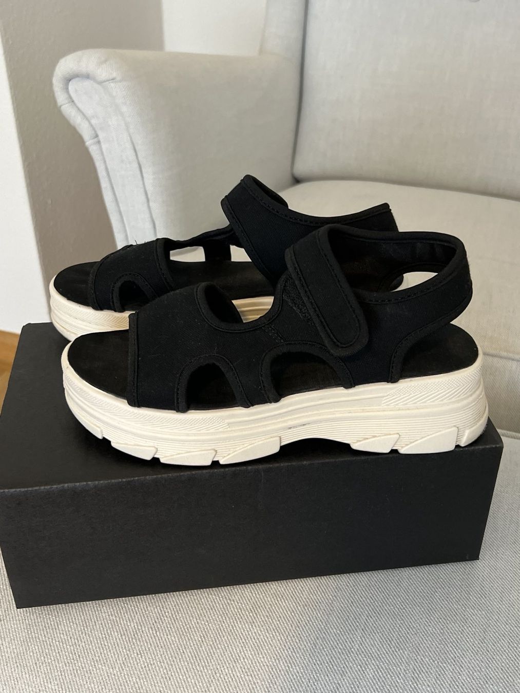Scarpe da donna: Damensandalen schwarz Grösse 38 – Usato da Basel venduto da M.M_ 1