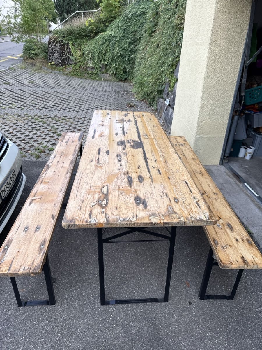 Set di tavolo e panche: Festbangarnitur 70cm breit – Usato da Effretikon venduto da ahus