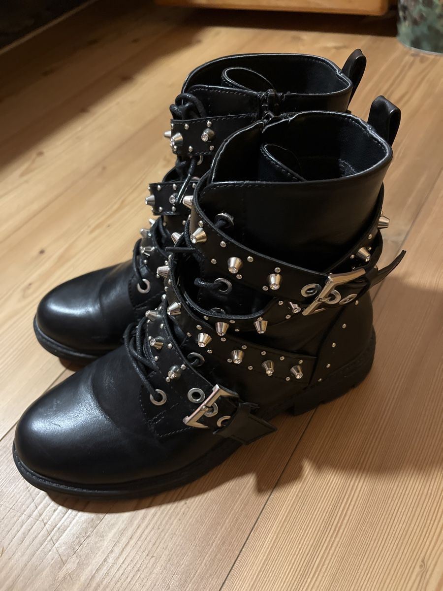 Scarpe da donna: Schwarze Nietenstiefel – Usato da Dietikon venduto da na_129 2