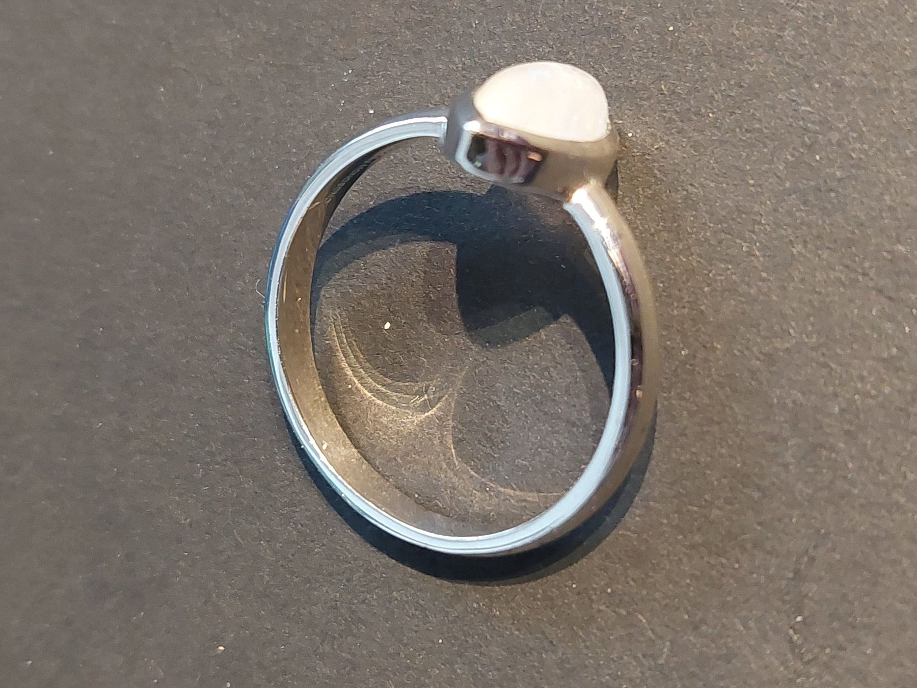 Anelli: Ring, Sterlingsilber weiss-opakem Stein, quer – Usato da Obfelden venduto da Kleha 1