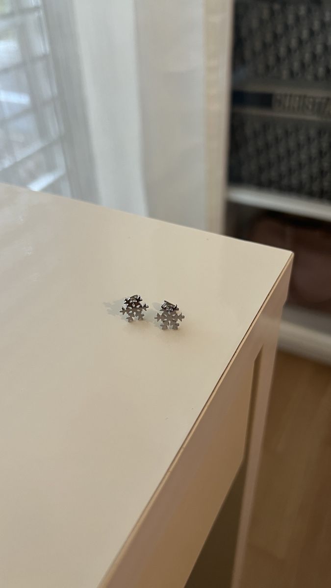 Ohrringe & -stecker: Snowflake Stud Earrings – Neu und originalverpackt aus Interlaken von Duoduo_z 1