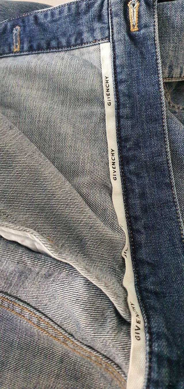 Givenchy Giacche: Givenchy Blue Denim Oversized 4G Chain Jacket – Nuovo e nell'imballaggio originale da Basel venduto da Kristal4 5