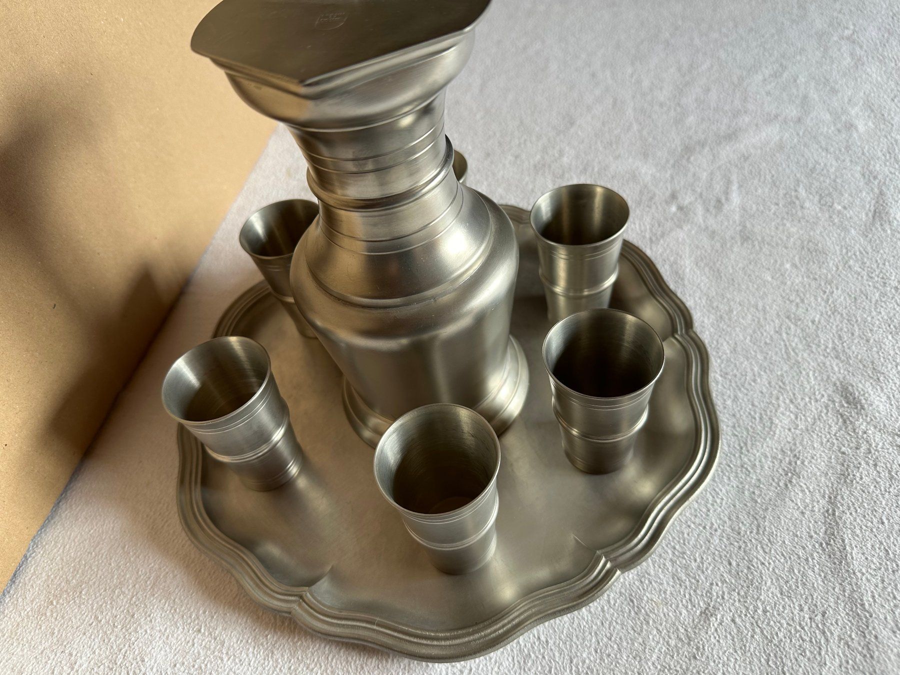 Karaffen: Channe Vaudoise avec 6 gobelets en étain – Gebraucht aus Ste-Croix von BuffetSC 1