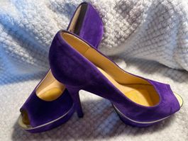 Violette High Heels Peep Toe aus samtigem Veloursleder