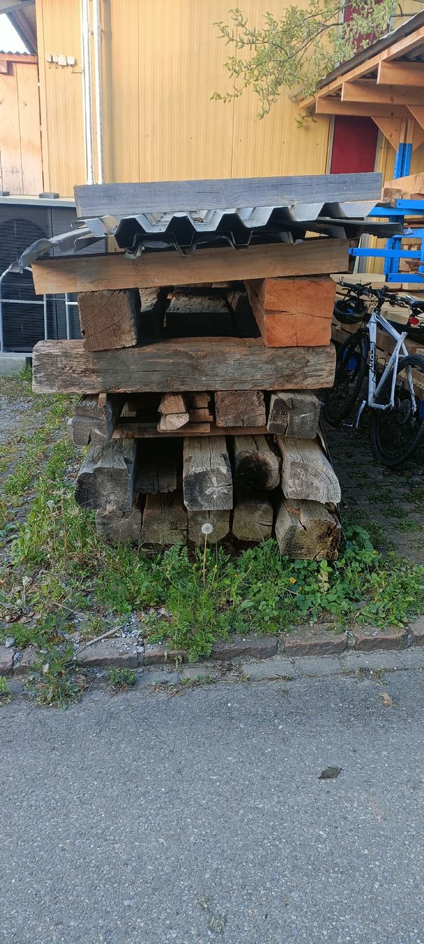 Articoli in legno: Altholzstapel / Altholzbalken – Usato da Schmerikon venduto da mrtl 2