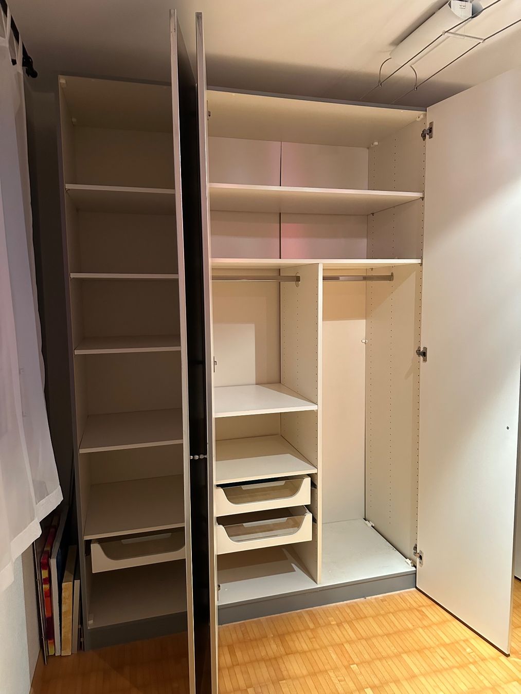 Schränke: Kleiderschrank mit Spiegel – Gebraucht aus Wolfhausen von alfi3 1