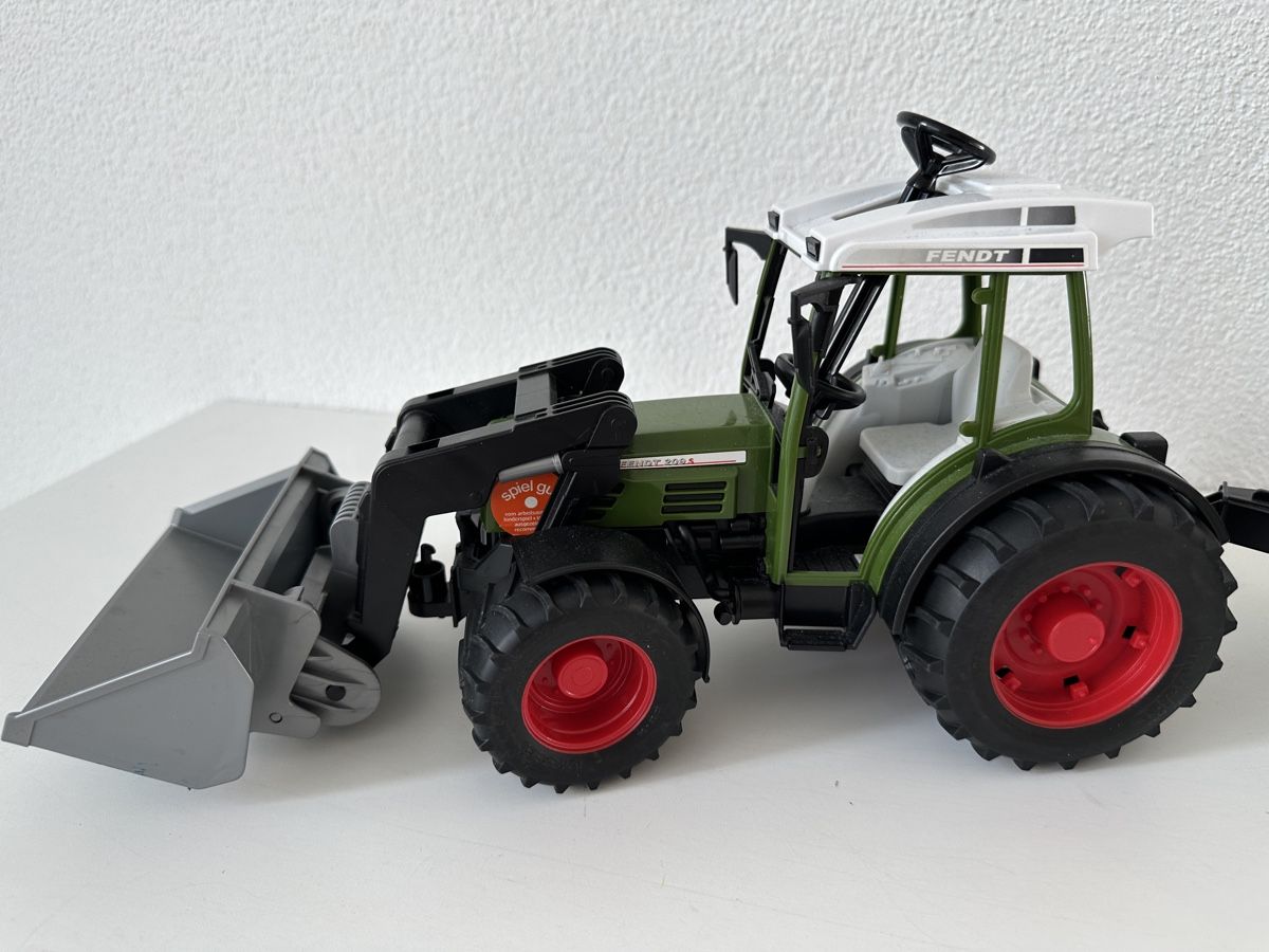Bruder Spielzeuge: Bruder Fendt Traktor 209 S mit Anhänger – Gebraucht aus Ehrendingen von Panakea 1