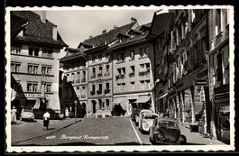 AK Burgdorf, Kronenplatz mit Geschäftshäusern, VW Käfer