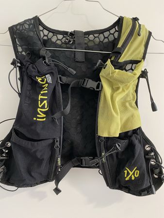 Gilet de trail Instinct 10L noir et jaune état neuf