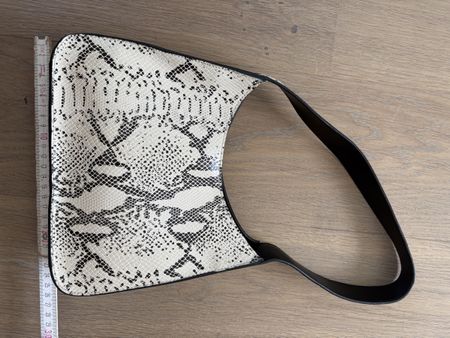 Sehr gut erhaltene Schultertasche im angesagten Snake Print,