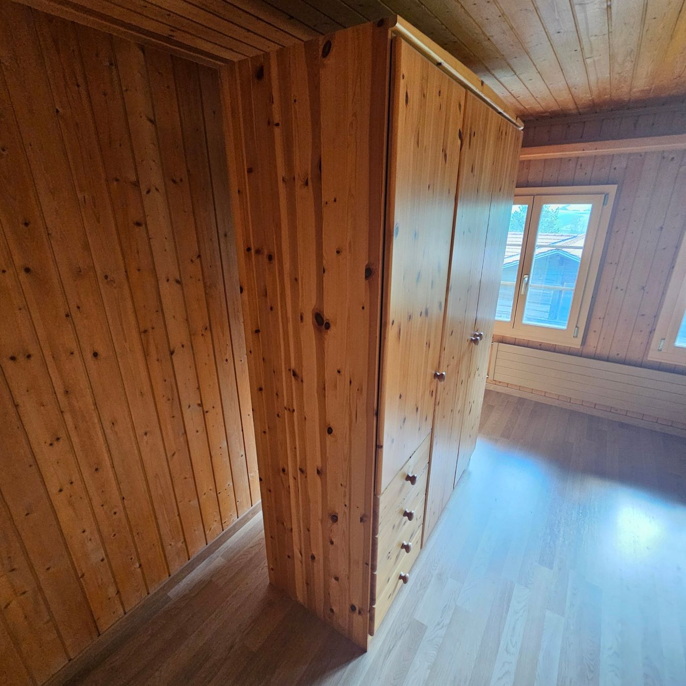 Armoires: Kleiderschrank Holz – D'occasion à Zweisimmen par St.Louis 3
