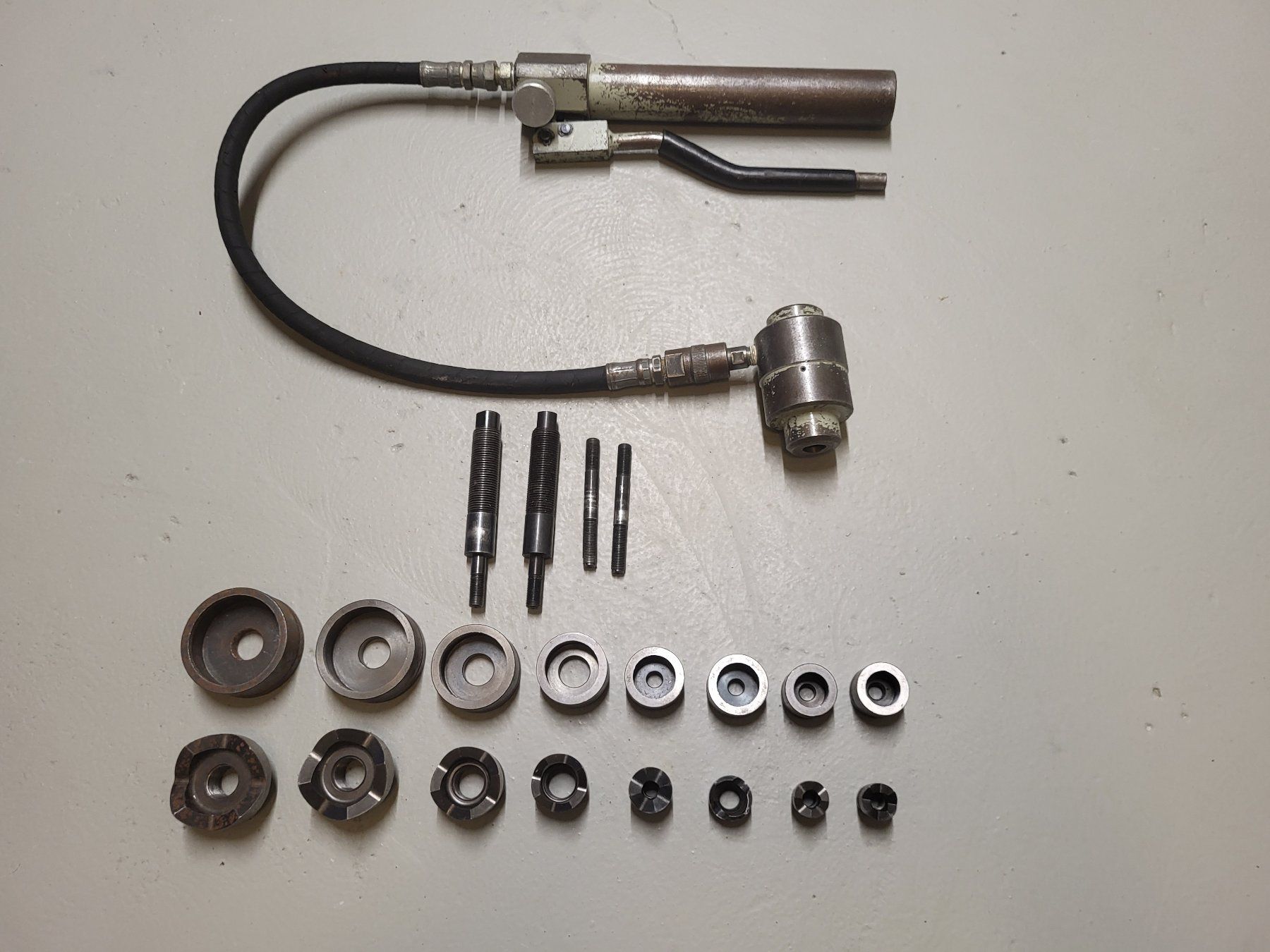 Tutti gli attrezzi: Handbetätigte Hydraulik-Stanzpumpe – Usato da Eschenbach LU venduto da Orinam 1
