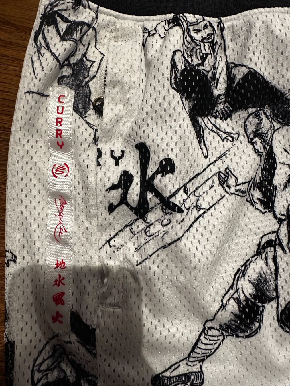 Under Armour Pantaloni: Limited Edition Under Armour - Stephen Curry x Bruce Lee – Nuovo (secondo la descrizione) da Herrliberg venduto da yuv_ro 3