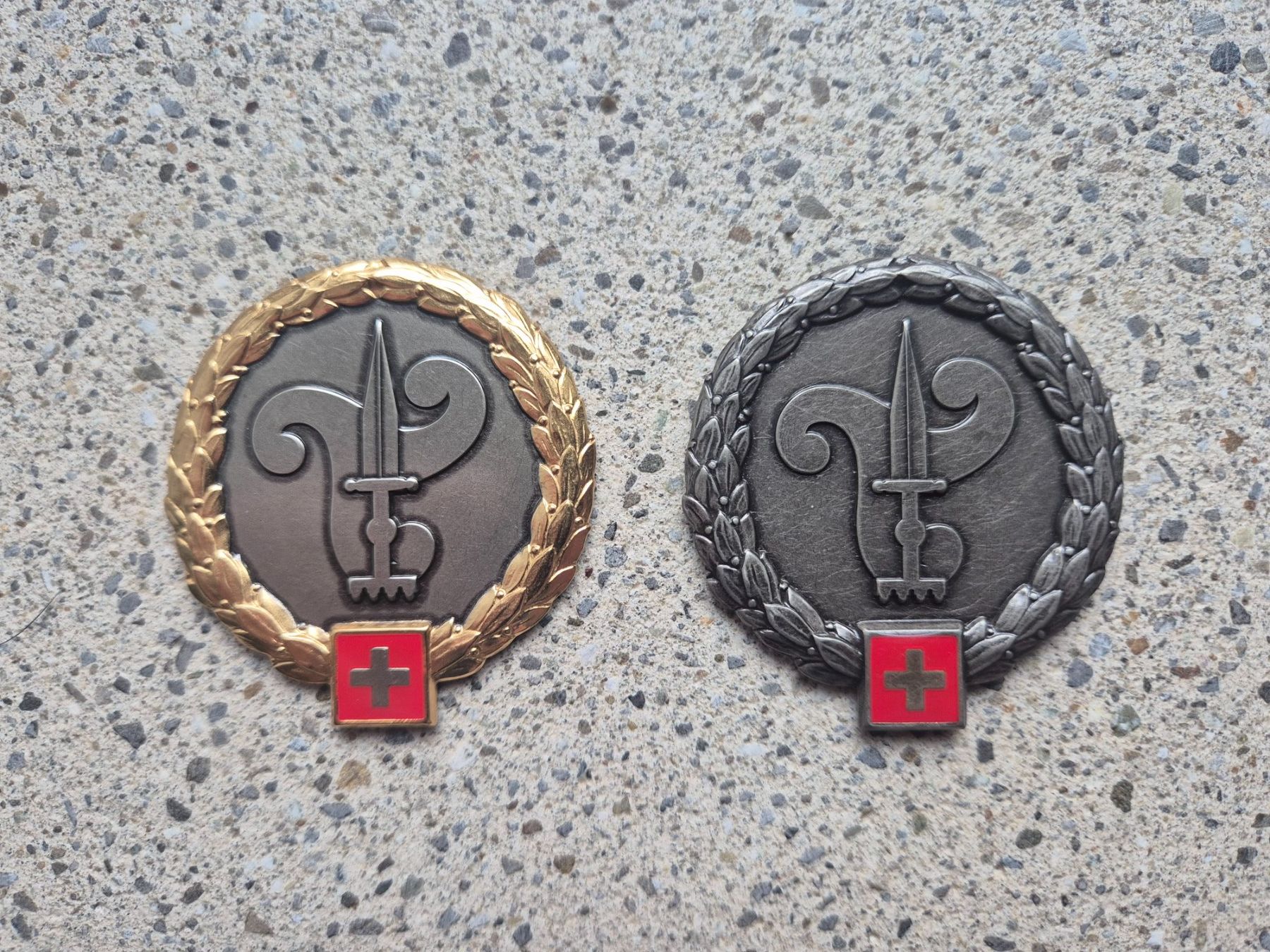 Schweizer Armee Placchette & Badge: *** Beretemblem Set Infanterie Gold/Silber *** – Nuovo e nell'imballaggio originale da Riedholz venduto da fr_sIruP 1