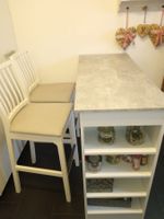 Tavolo alto da cucina con 2 sgabelli bianchi, usato.