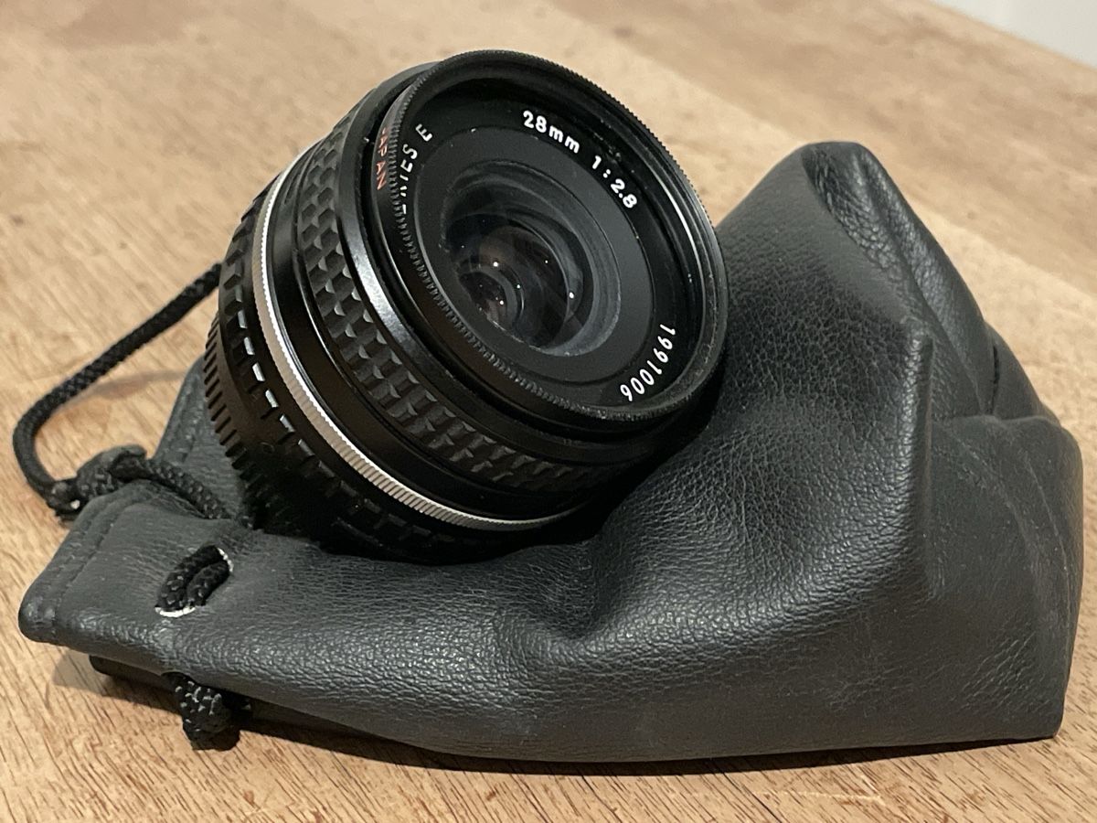 Nikon Obiettivi: Nikon Series E Objektiv 28mm 1:2.8 mit Ledertasche – Usato da Luzern venduto da HllH