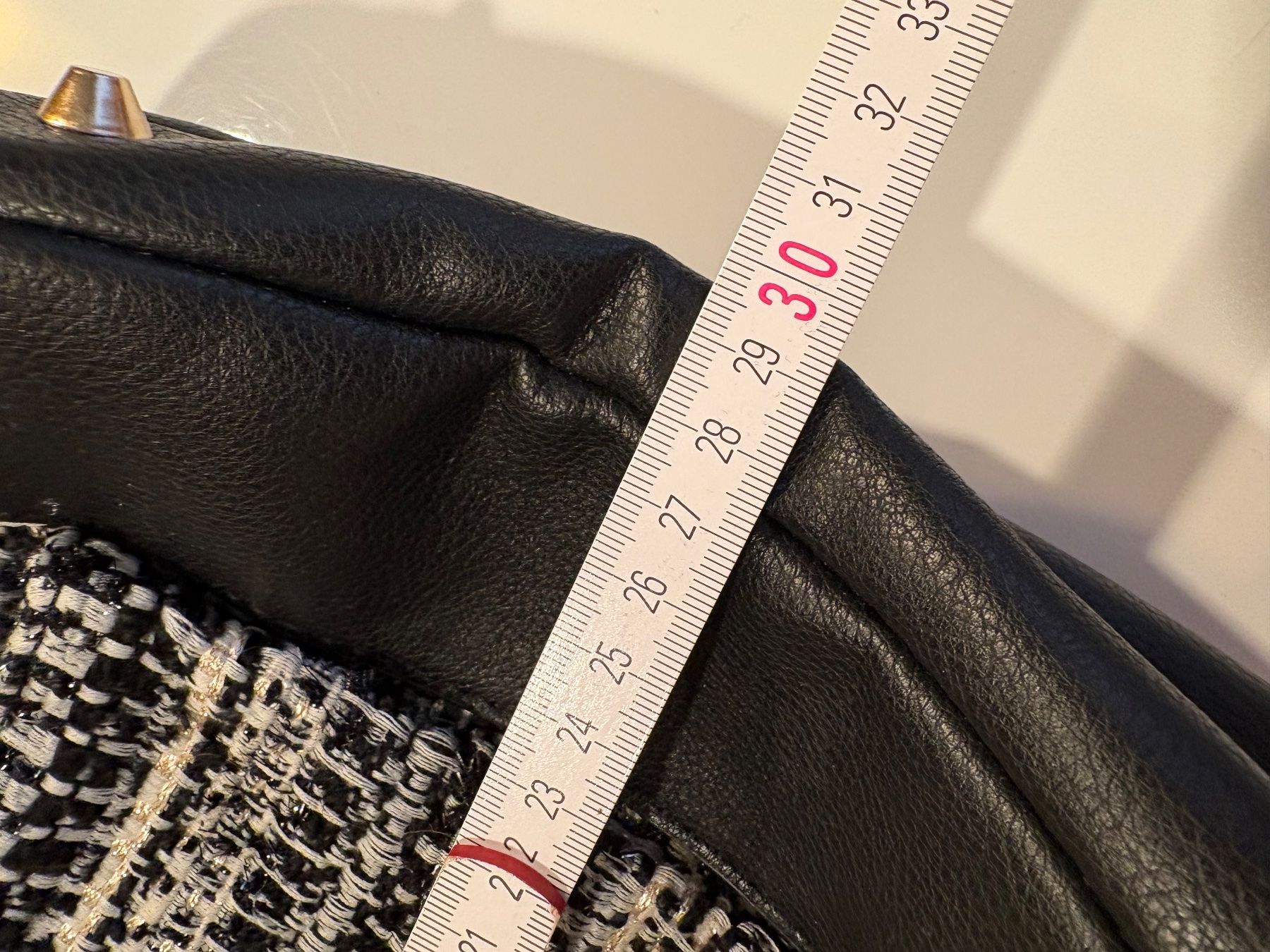 Rucksäcke: Rucksack Damen Tweed Lederoptik Schwarz mit Gold Details – Gebraucht aus Basel von Tierschutz-Flohmi 5
