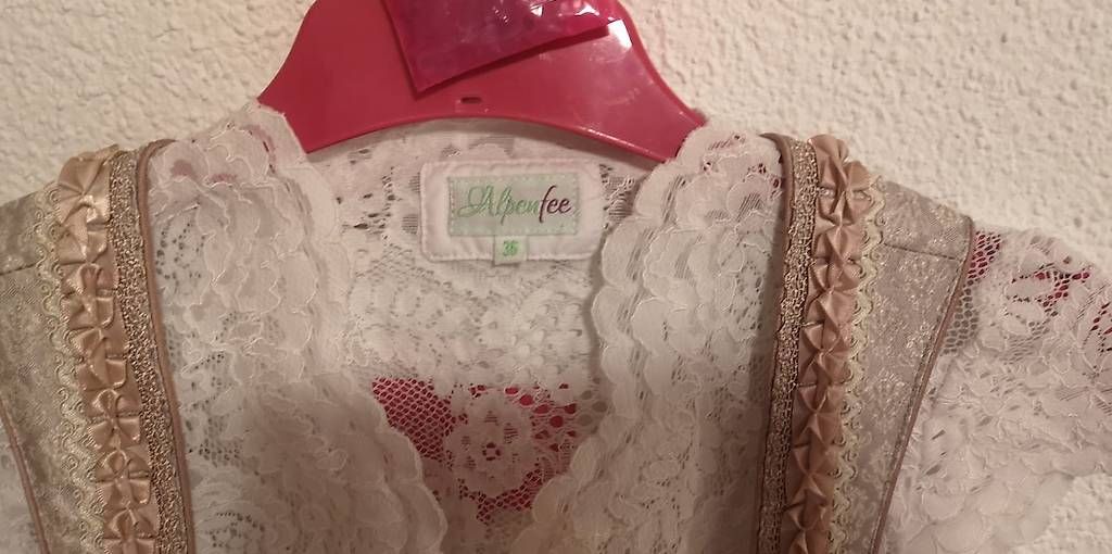 Costumi: Elegantes Dirndl mit Bluse – Usato da Illnau venduto da S_haesli 3
