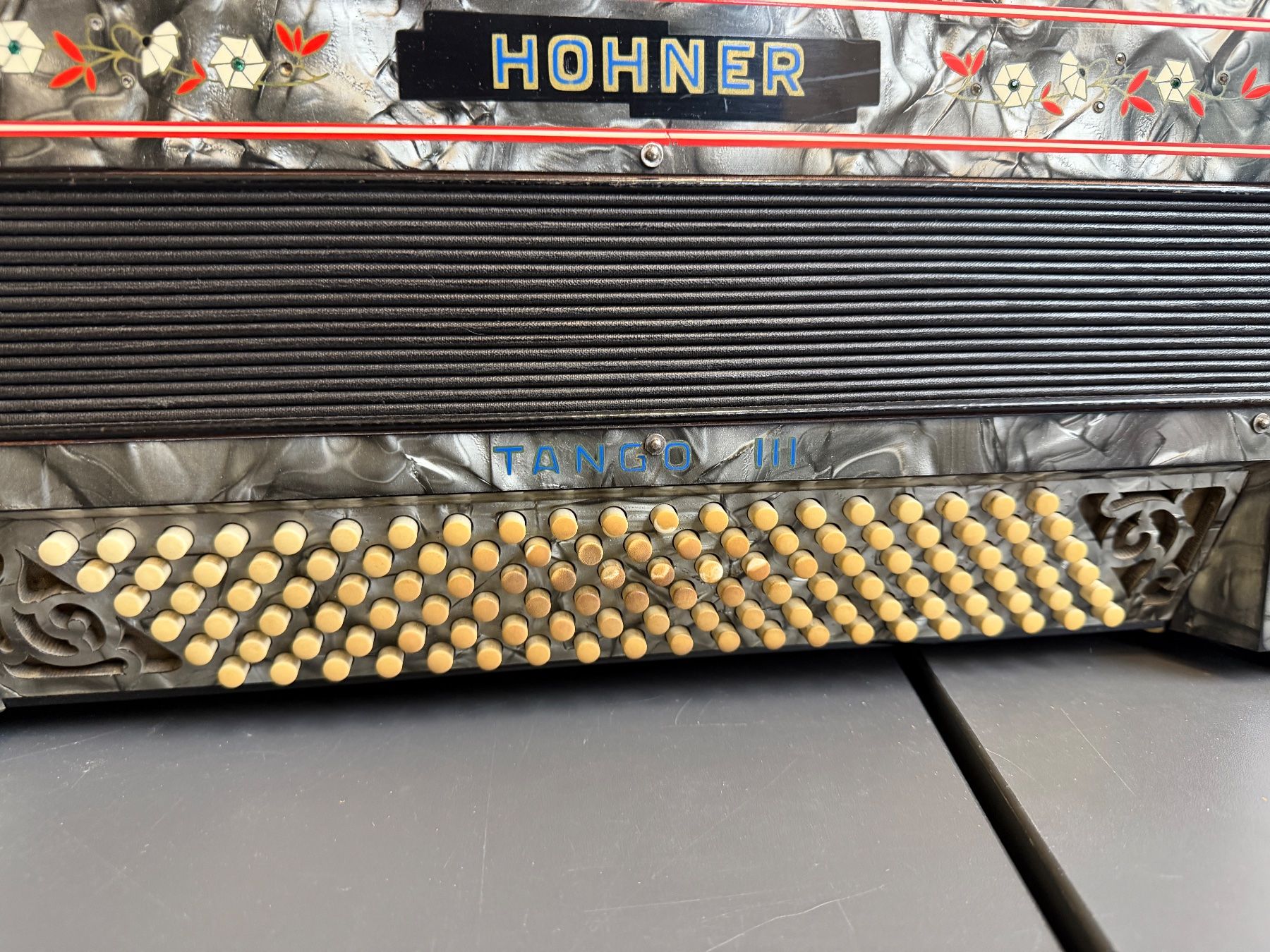 Strumenti musicali: Hohner Akkordeon Tango 3 – Usato da Aarburg venduto da Wendepunkt_Fundgrube 2