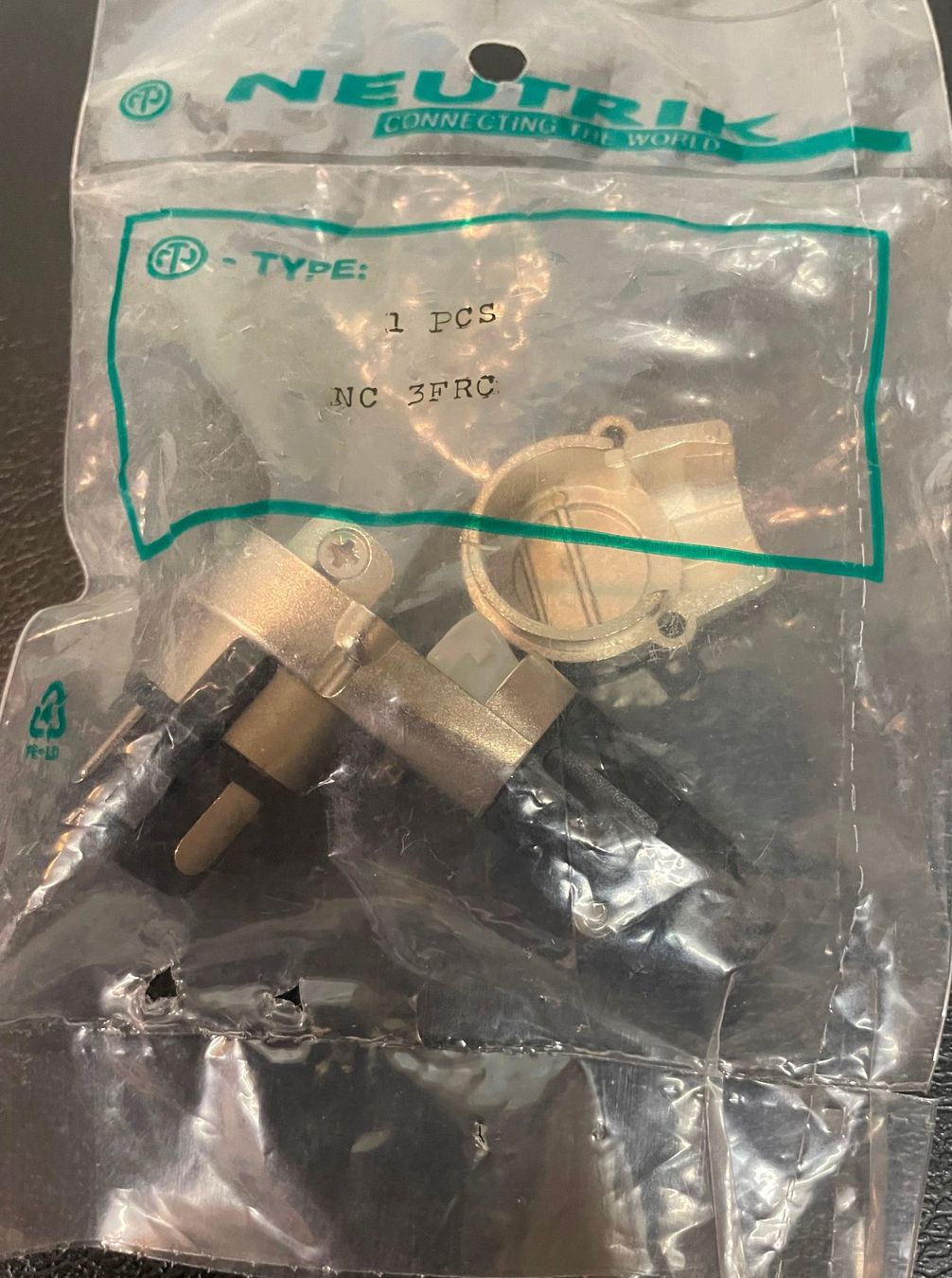 Neutrik Laufwerke & Adapter: 4X Neutrik 3 pol XLR Winkelstecker neu – Neu und originalverpackt aus Wetzikon ZH von Mtony 2