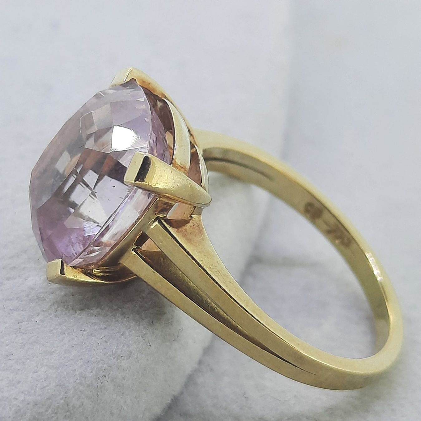 Anelli: Edler Goldring mit wunderschönem Kunzit Edelstein – Usato da Unterägeri venduto da Altgoldschmuck