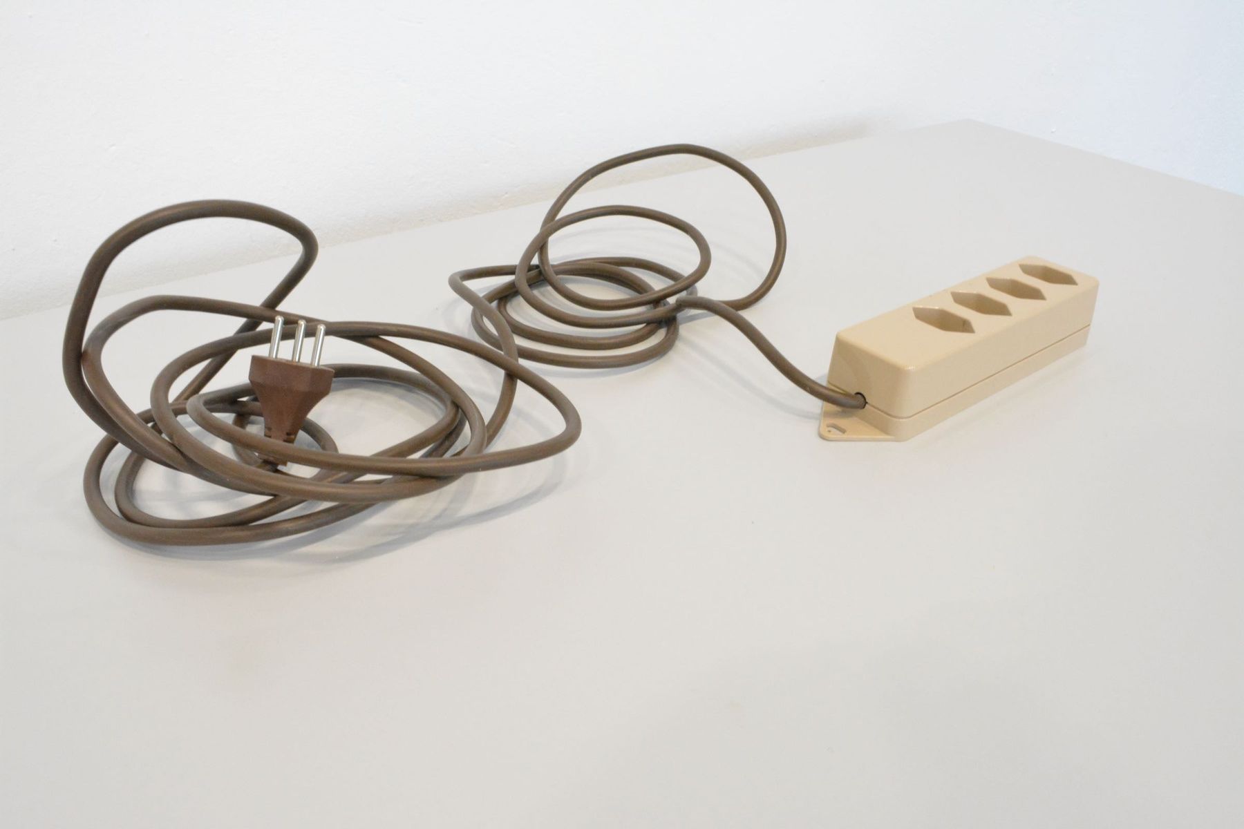 Spine: Max Hauri Basic Mehrfachstecker Beige - 4 Anschlüsse – Usato da Schönenwerd venduto da mcofficeshop 2