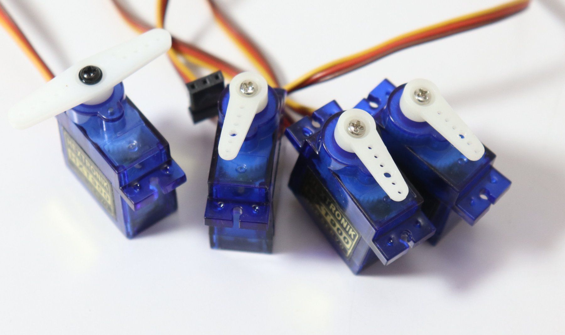 Modellismo RC: Hextronix HXT900 Micro Servo-Set 4 Stück – Usato da Frick venduto da volvo850driver 1