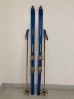Ski (12 F),  alte Holzski mit Stöcken