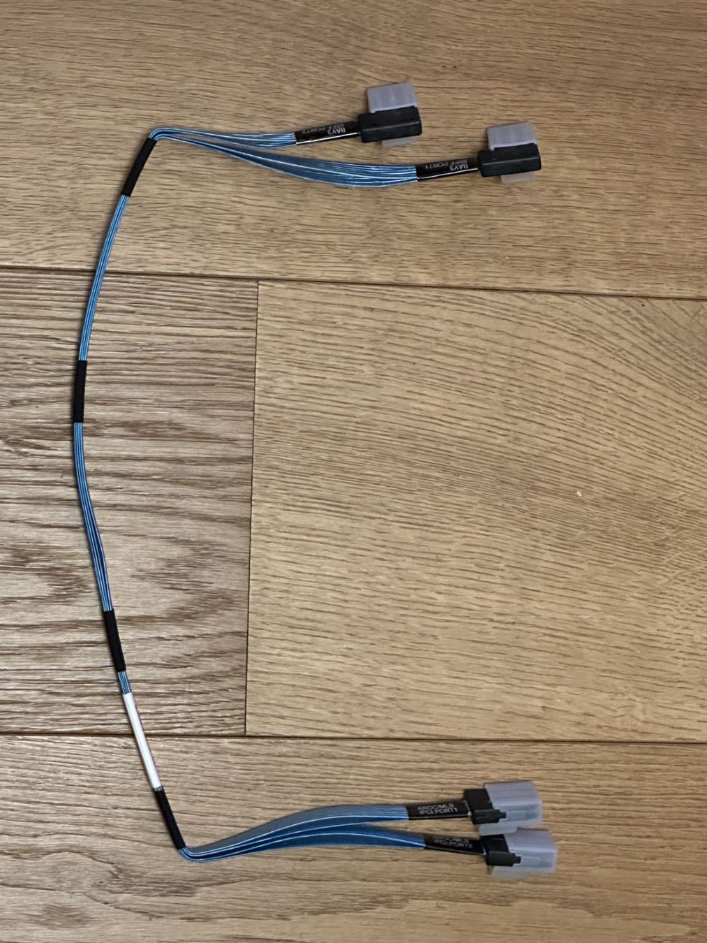 Hewlett Packard Server: HPE SAS Cable Kit Box#3 zu AROC-Controller PN: 747568-001 – Usato da Münsingen venduto da Hanibal26