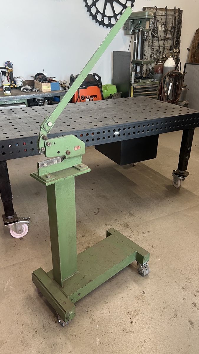Tutte le macchine: Handhebelschere mit Stehfuss und Räder – Usato da La Punt Chamues-ch venduto da mhaefu