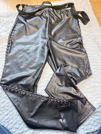 Coole Kunstlederhose mit Nieten, Grösse M