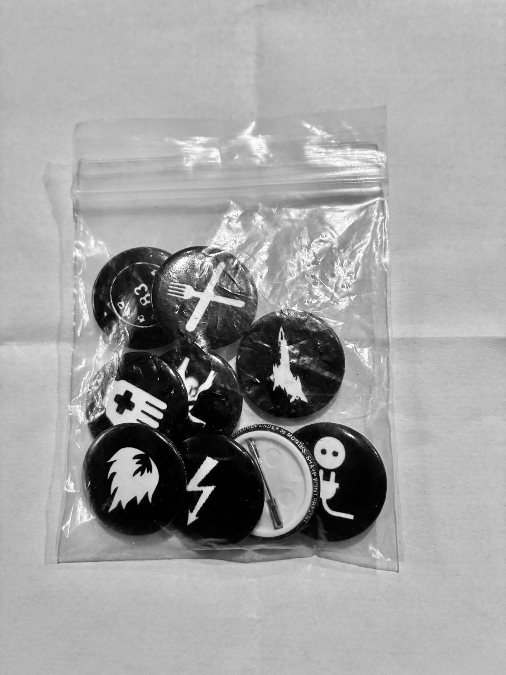 Placchette & Badge: 9 Massive Attack Pins Mezzanine Tour Merchandise – Usato da Oberengstringen venduto da Massimo_Villani 2
